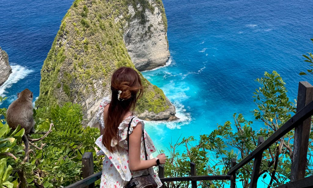 Kelingking Beach viewpoint, Nusa Penida Bali. One of the top things to do in Bali with stunning turquoise ocean and cliff views | THE DAILY HAPPINESS