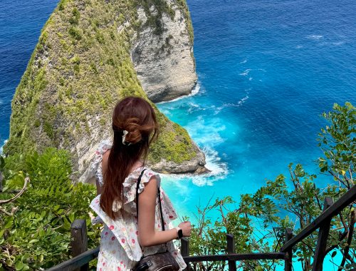 Kelingking Beach viewpoint, Nusa Penida Bali. One of the top things to do in Bali with stunning turquoise ocean and cliff views | THE DAILY HAPPINESS