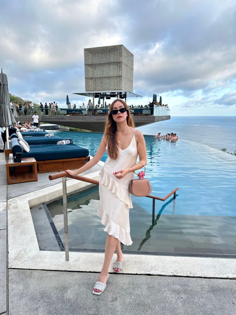 Savaya Beach Club Uluwatu, infinity pool with ocean backdrop at sunset | THE DAILY HAPPINESS